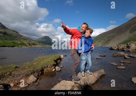 Un père et son fils, à la découverte du Lake District à Wastwater, Cumbria, Royaume-Uni Banque D'Images