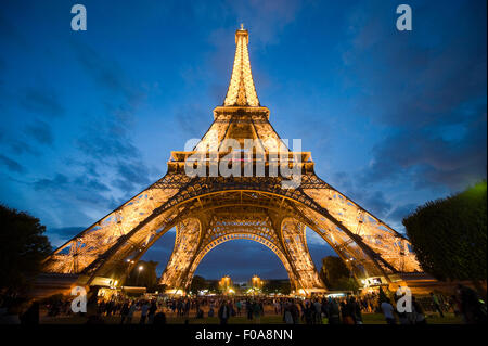 Les touristes visitent la Tour Eiffel dans le crépuscule à Paris en France Banque D'Images