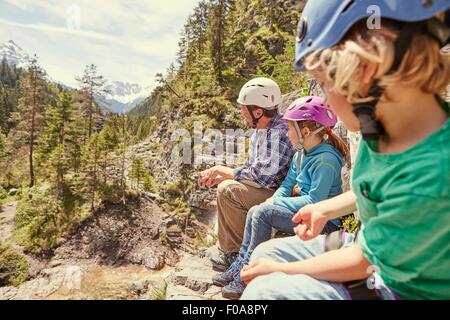 Le père et les enfants bénéficiant de vue sur colline, Ehrwald, Tyrol, Autriche Banque D'Images