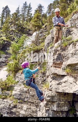 Le père et l'enfant de l'escalade, Ehrwald, Tyrol, Autriche Banque D'Images