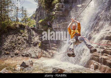 Man rappelling cascade, Ehrwald, Tyrol, Autriche Banque D'Images