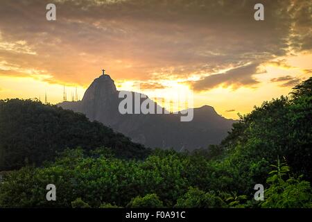 Vue sur le Christ Rédempteur statue de Morro da Babilonia au crépuscule, Rio de Janeiro, Brésil Banque D'Images