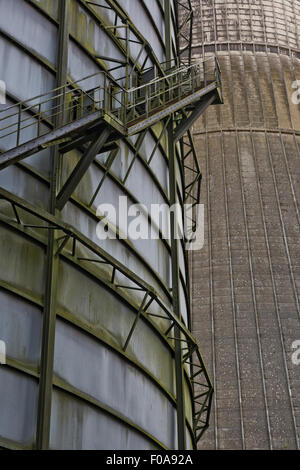 Dans le quartier de Monceau-sur-Sambre, Charleroi se trouvent les restes d'IM Power Station et tour de refroidissement. Banque D'Images