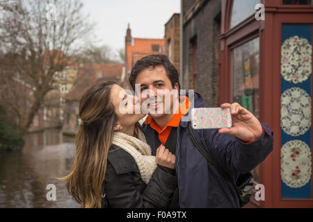 Couple sur smartphone selfies, Bruges, Flandre occidentale, Belgique Banque D'Images