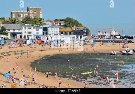 Broadstairs, Kent, Angleterre, Royaume-Uni. Viking Bay Beach et Château Bleak House (hôtel / Dickens museum) sur la colline Banque D'Images