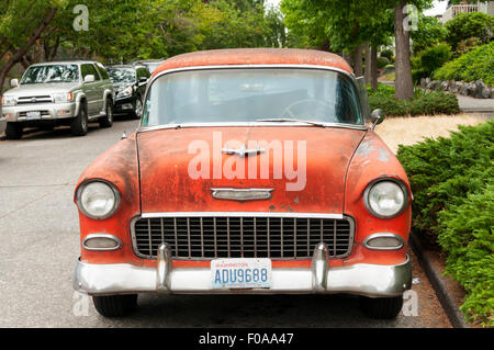 Une vieille Chevrolet Bel Air rouillé garée à côté d'une route américaine. Banque D'Images