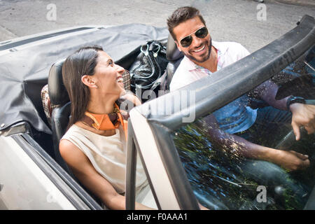 Couple en voiture décapotable, elevated view Banque D'Images