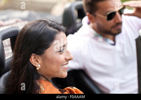 Couple en voiture décapotable Banque D'Images