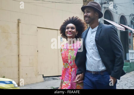 Couple walking down street, main dans la main Banque D'Images