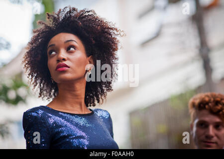 Jeune femme, à l'extérieur, à l'écart Banque D'Images