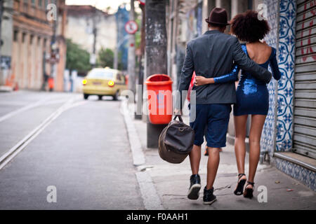 Couple en train de marcher le long des rues, vue arrière Banque D'Images