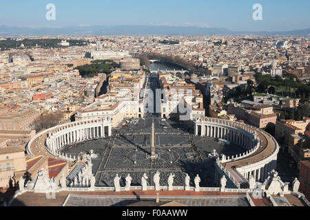 Vatican, basilique Saint-Pierre, vue sur la via della Conciliazione, Rome, Italie. Jardins de la Villa Borghèse (à gauche) Banque D'Images