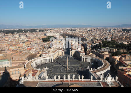 Vatican, basilique Saint-Pierre, vue sur la via della Conciliazione, Rome, Italie. Jardins de la Villa Borghèse (à gauche) Banque D'Images