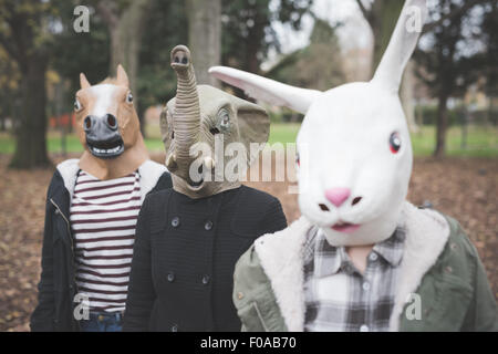 Trois sœurs portant des masques d'animaux posant dans park Banque D'Images