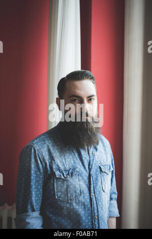 Jeune homme barbu à la Banque D'Images
