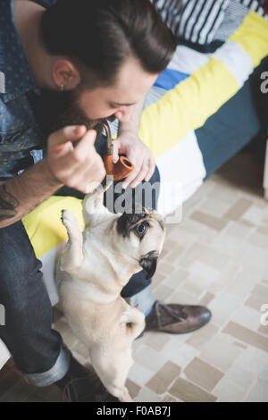 Jeune homme barbu pipe on bed Banque D'Images