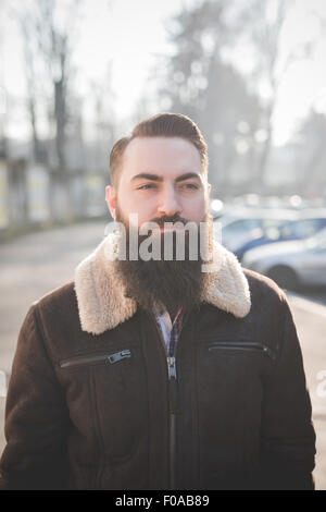 Jeune homme barbu sur street Banque D'Images