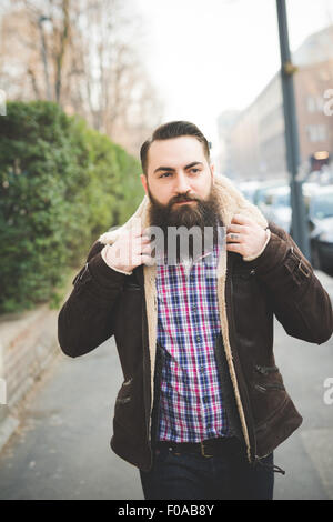 Jeune homme barbu sur la chaussée Banque D'Images