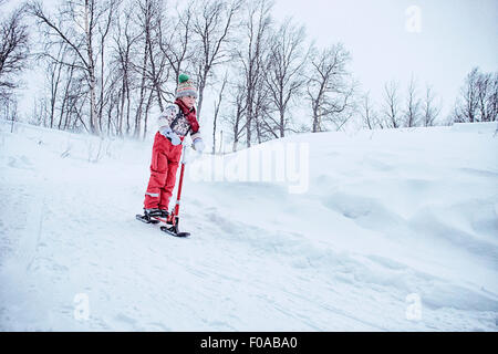 Garçon jouant sur le scooter de neige, Hemavan,Sweden Banque D'Images