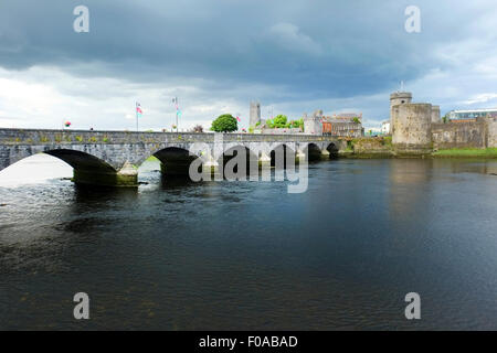 THOMOND BRIDGE SUR LA RIVIÈRE SHANNON, Limerick, Irlande Banque D'Images