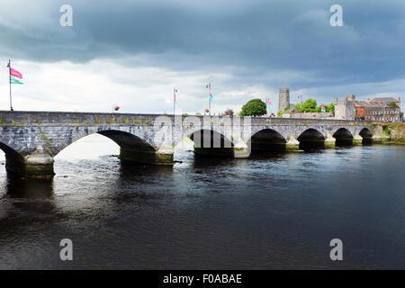 THOMOND BRIDGE SUR LA RIVIÈRE SHANNON, Limerick, Irlande Banque D'Images