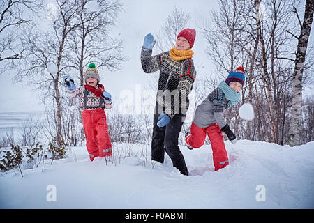 La mère et les deux fils, lançant des boules de Hemavan,Sweden Banque D'Images