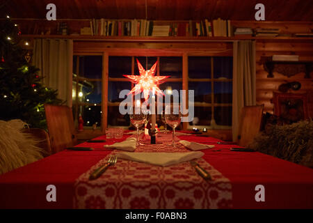 Set de table pour Noël en cabane de nuit Banque D'Images