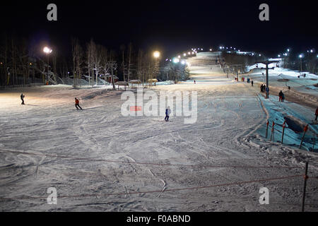 Ski Ski skieurs vers le bas la nuit, Hemavan, Suède Banque D'Images