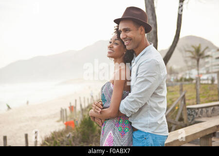 Couple à la recherche sur beach, Rio de Janeiro, Brésil Banque D'Images