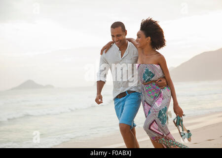 Romantic couple strolling on beach, Rio de Janeiro, Brésil Banque D'Images