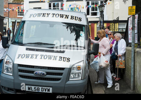 Passagers monter Fowey, Cornwall bus ville communautaire, England, UK Banque D'Images