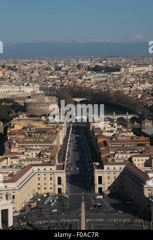 Vatican, basilique Saint-Pierre, vue sur la via della Conciliazione, Rome, Italie. Jardins de la Villa Borghèse (à gauche) Banque D'Images