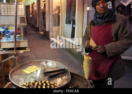 Le vendeur de châtaignes rôde et vend des châtaignes dans la rue de via Condotti, Rome. Banque D'Images