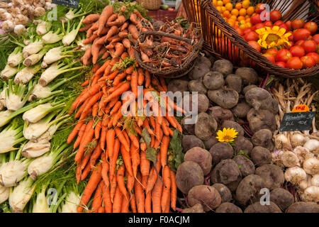 Décrochage du marché traditionnel français avec des légumes sur l'affichage, Issigeac, France Banque D'Images