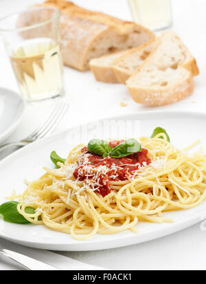 Assiette de spaghetti al sugo di pomodoro Banque D'Images