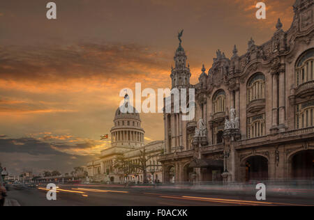 Le bâtiment du Capitole et le Théâtre National au coucher du soleil, La Havane, Cuba Banque D'Images