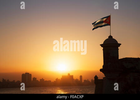 Plus de drapeau cubain de la forteresse El Morro au coucher du soleil, La Havane, Cuba Banque D'Images