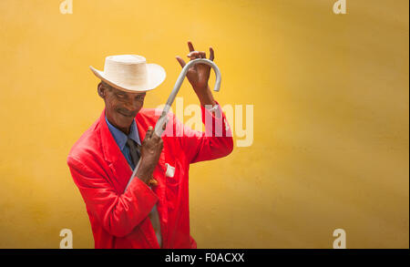 Danseur mature passe en face de mur jaune, La Havane, Cuba Banque D'Images