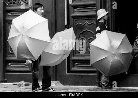 Les gens d'attendre à l'extérieur du Temple du Lama (Yong Il Gong) avec parasols, Beijing, Chine Banque D'Images