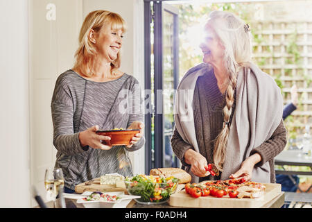 Deux amies, la préparation en cuisine foo Banque D'Images