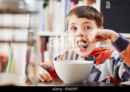 Young boy eating breakfast Banque D'Images