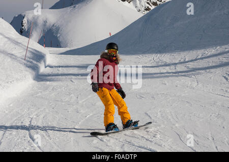 Young woman snowboarding, Girdwood, Alaska, Anchorage Banque D'Images