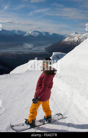 Young woman snowboarding, Girdwood, Alaska, Anchorage Banque D'Images