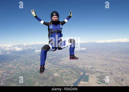 Parachutiste freefly dans le ciel bleu Banque D'Images