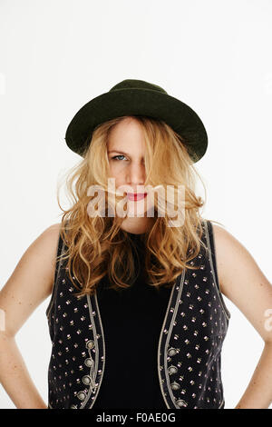 Mid adult woman wearing hat, looking at camera Banque D'Images