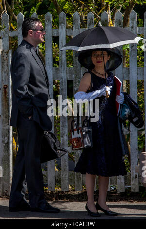 Les amateurs d'opéra attendre à Lewes Station pour la navette pour les emmener à l'opéra de Glyndebourne à proximité, Lewes, dans le Sussex, UK Banque D'Images