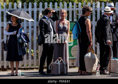 Les amateurs d'opéra attendre à Lewes Station pour la navette pour les emmener à l'opéra de Glyndebourne à proximité, Lewes, dans le Sussex, UK Banque D'Images