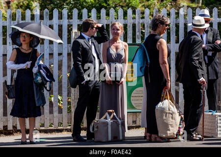 Les amateurs d'opéra attendre à Lewes Station pour la navette pour les emmener à l'opéra de Glyndebourne à proximité, Lewes, dans le Sussex, UK Banque D'Images