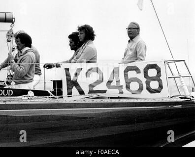 AJAXNETPHOTO - 1973. COWES, en Angleterre. - TED HEATH AU VOLANT DE SON YACHT NUÉE DU MATIN III. PHOTO:JONATHAN EASTLAND/AJAX REF:HEATH 1973 Banque D'Images