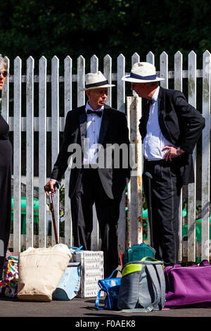 Les amateurs d'opéra attendre à Lewes Station pour la navette pour les emmener à l'opéra de Glyndebourne à proximité, Lewes, dans le Sussex, UK Banque D'Images